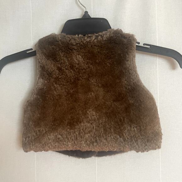 Old Navy Faux Fur Vest Baby Size 18-24 Months - Picture 2 of 3